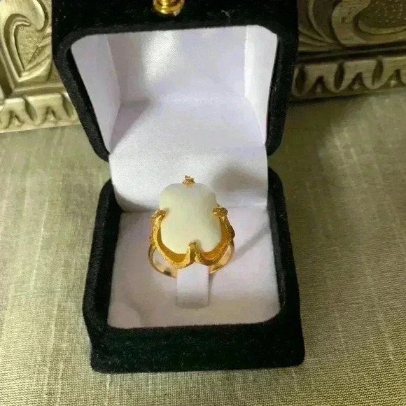 🔥2/40$🔥Beautiful women’s  ring. Never worn - Picture 1 of 9